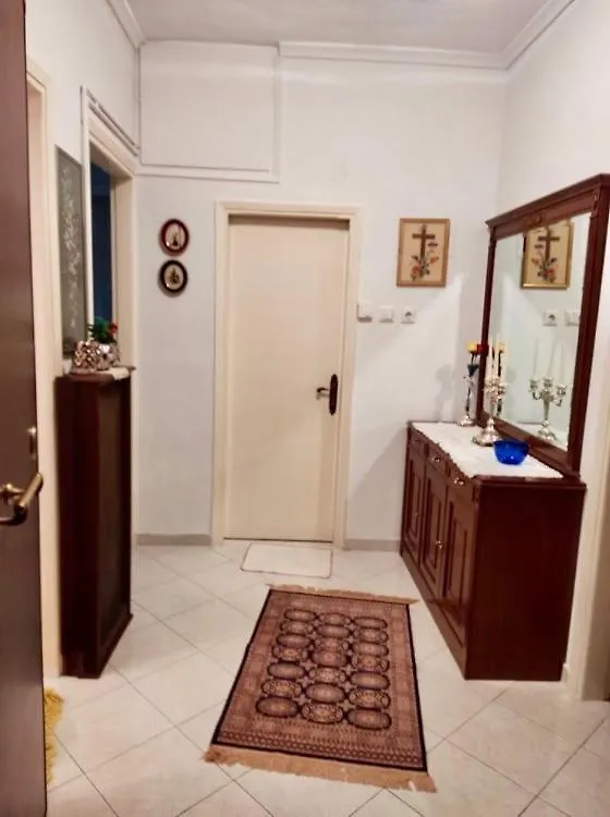 Marys House , Lovely 2-Bedroom Apartment Salonic